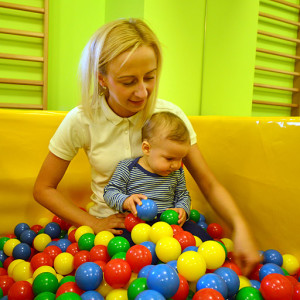 basen z piłeczkami to nie tylko dobra zabawa ale również mnóstwo bodźców sensorycznych dla dziecka. Foto: Wojciech Basałygo
