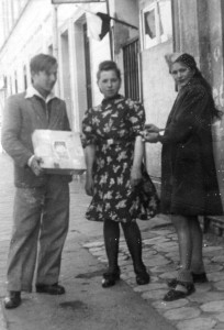 1946 – Zastępowa z drużyny harcerek pierwsza z prawiej Czesia Kupśówna