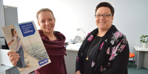 Specjalistki od ubezpieczeń: Aleksandra Buśko i Anita Burchardt proponują zatroszczyć się o odpowiednią polisę przed rodzinnym wyjazdem na ferie. Foto: Wojciech Basałygo