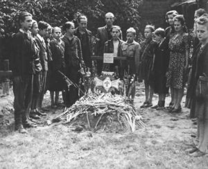 Zbigniew Banaś, ps. Banan – polski harcerz, członek Szarych Szeregów, powstaniec warszawski lat 12 poległ od kuli niemieckiego snajpera podczas powstania warszawskiego