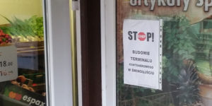 Plakaty rozwieszane są nie tylko na słupach ogłoszeniowych, lecz także w witrynach prywatnych sklepów. Foto: Wojciech Basałygo