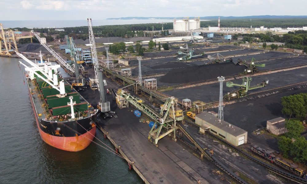 Port wystawia duży teren pod dzierżawę. W tle możliwy gracz z branży paliwowej