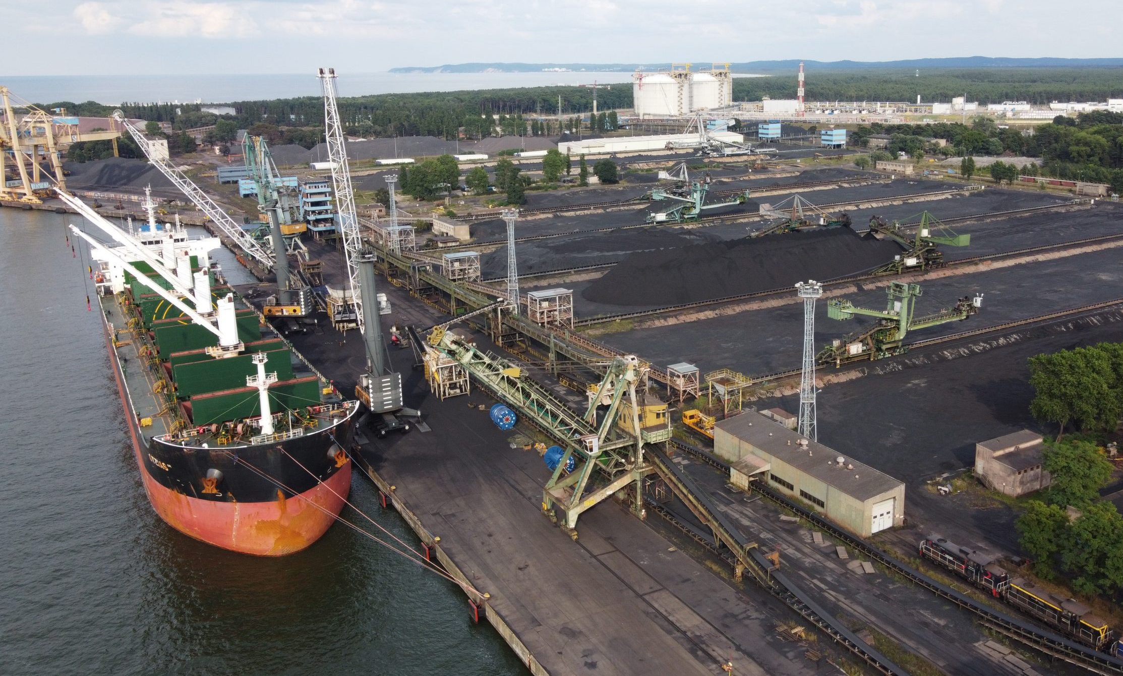 Port wystawia duży teren pod dzierżawę. W tle możliwy gracz z branży paliwowej