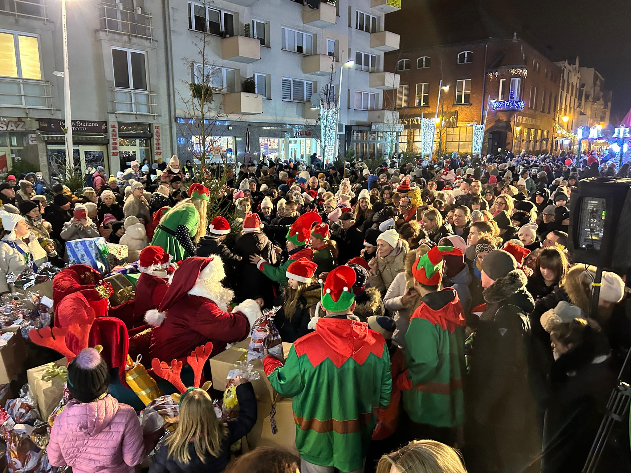 Świnoujścianie witali Mikołaja na placu Wolności