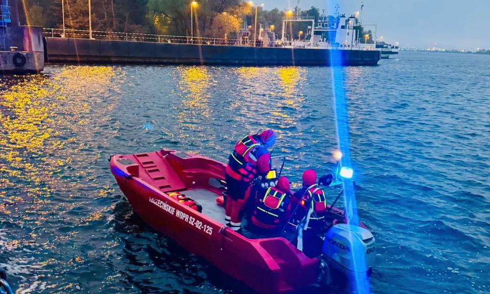 Na dnie kanału portowego w Świnoujściu znaleziono samochód