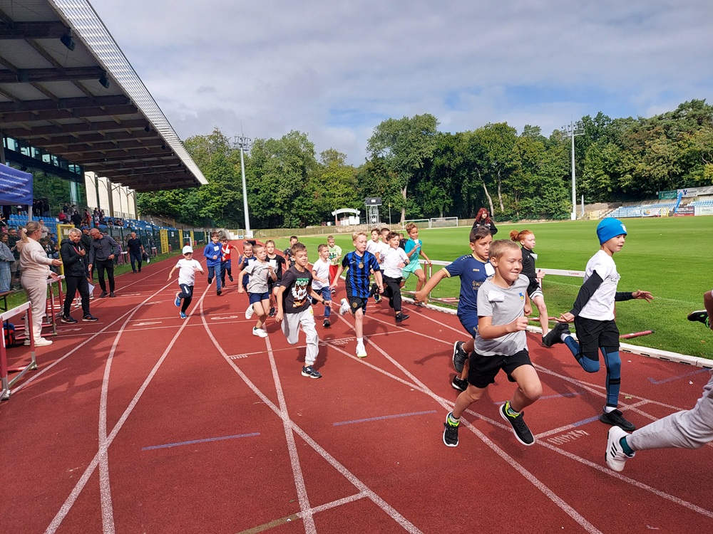 514 młodych biegaczy na starcie! Jesienne Biegi Przełajowe »Wyspiarza« zainaugurowały rok sportowy 2025/2026 w Świnoujściu