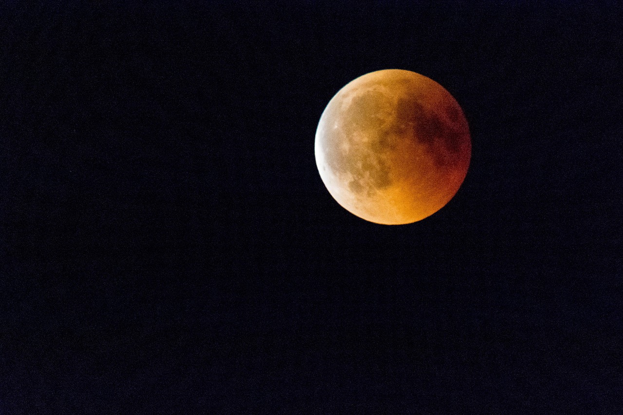 Zaćmienie Księżyca nad Świnoujściem. Niecodzienne widowisko w niedzielę wieczorem