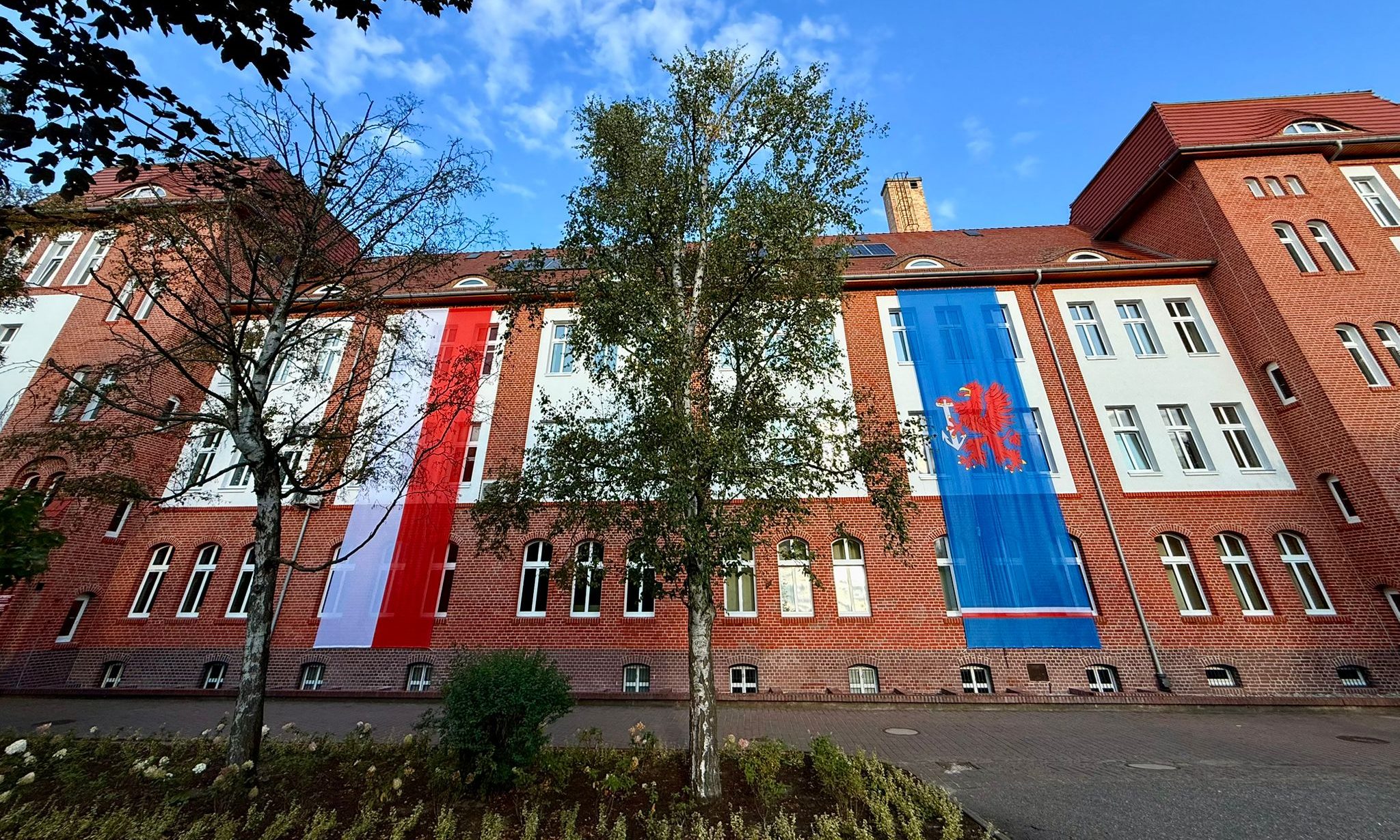 W barwach jubileuszu. Miasto udekorowane flagami z okazji 80-lecia polskiego Świnoujścia i 35-lecia samorządności