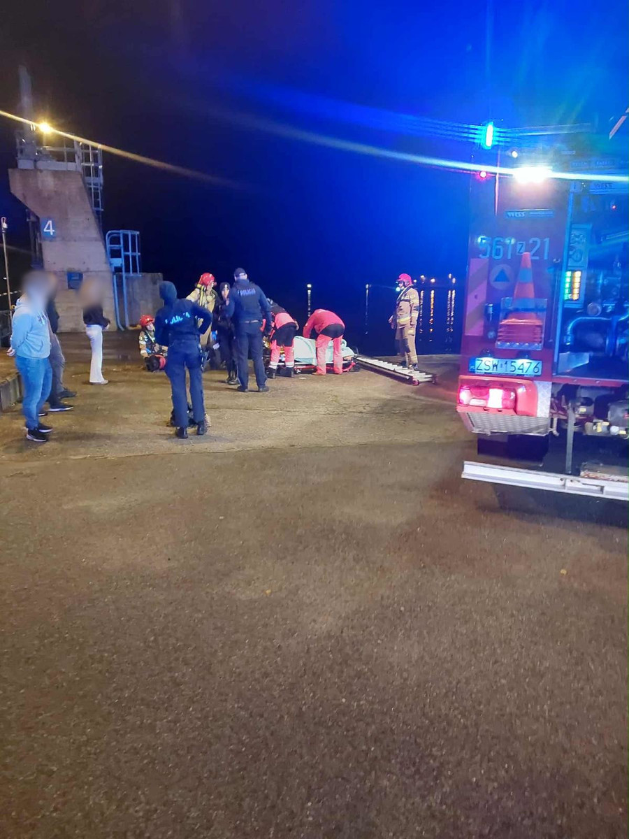 Dramatyczna akcja ratunkowa w Świnoujściu. Kobieta uratowana z wody dzięki szybkiej reakcji policjantów