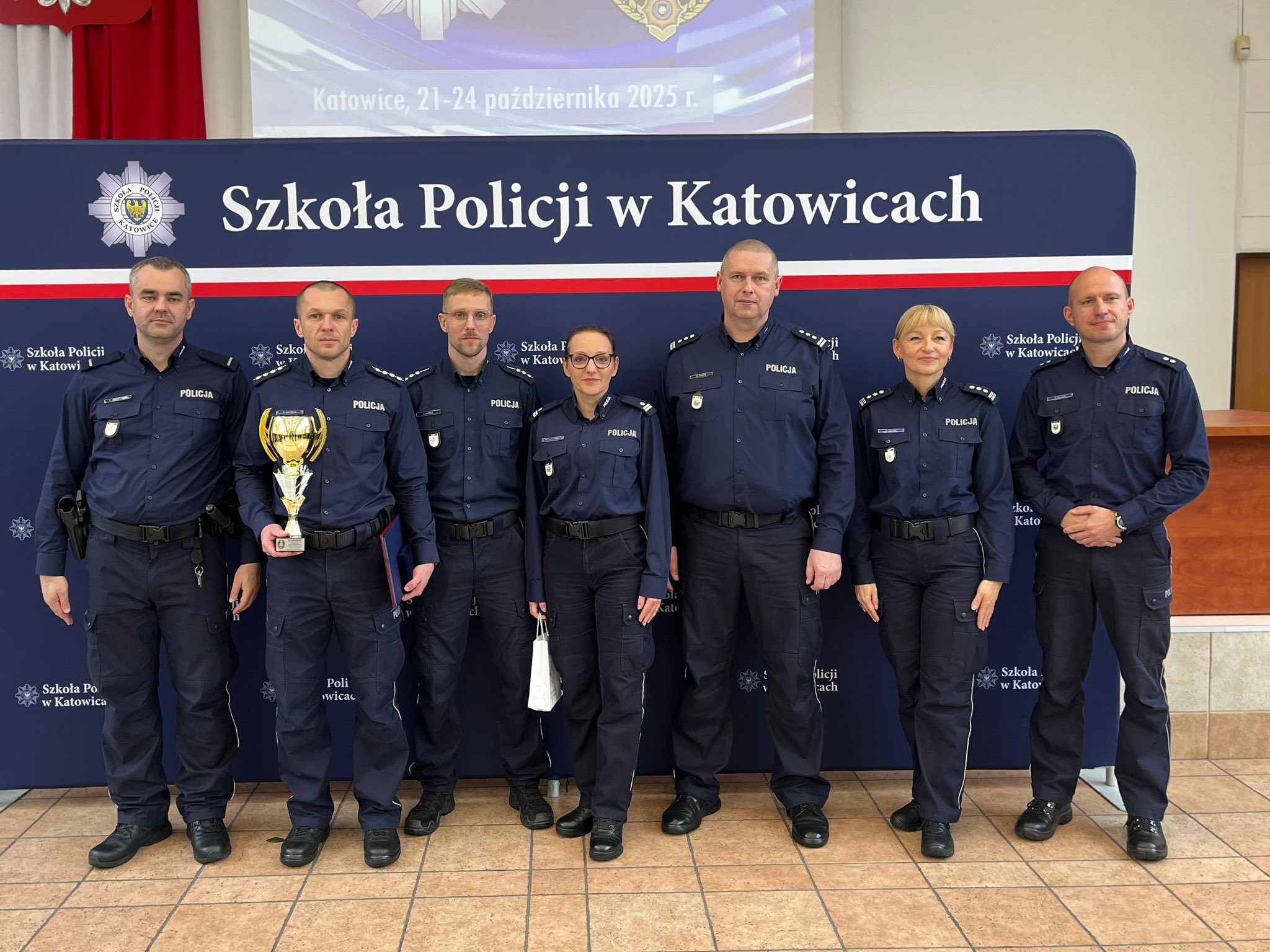 Świnoujski policjant wśród najlepszych w Polsce! Sukces asp. szt. Piotra Radzięty w finale „Dzielnicowy Roku 2025″