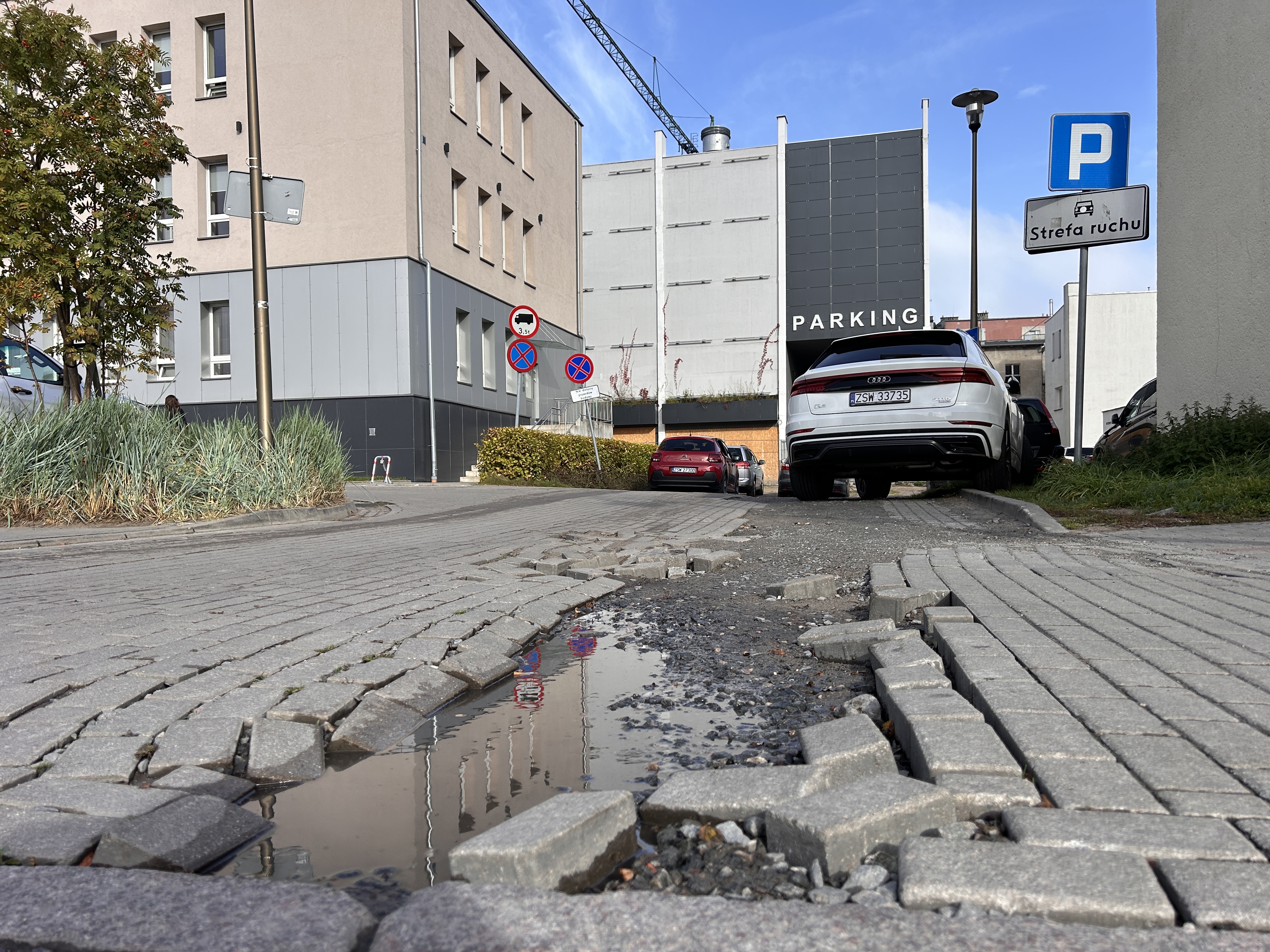 Parkingowiec jeszcze nie działa, ale miasto musi budować drogę