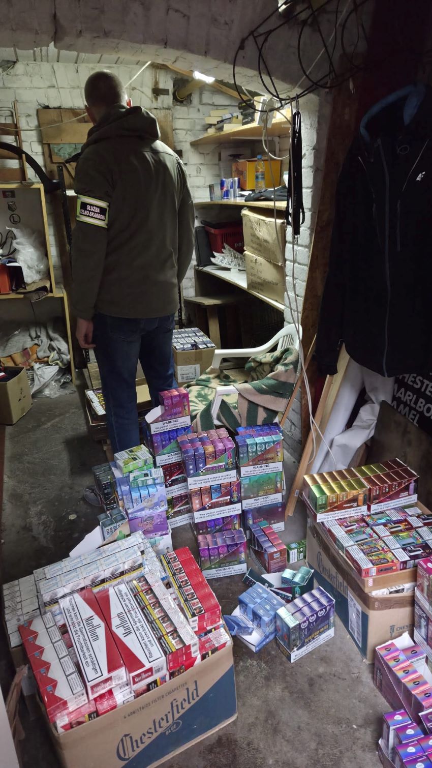 Nielegalne papierosy na przygranicznym targowisku. Funkcjonariusze KAS przechwycili towar wart ponad 180 tysięcy złotych