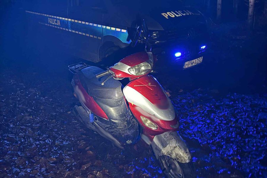 Kobieta zgubiła się w lesie, uratowali ją policjanci