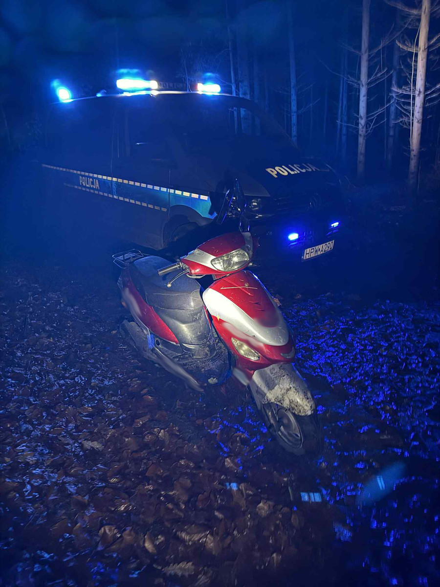 Kobieta zgubiła się w lesie, uratowali ją policjanci