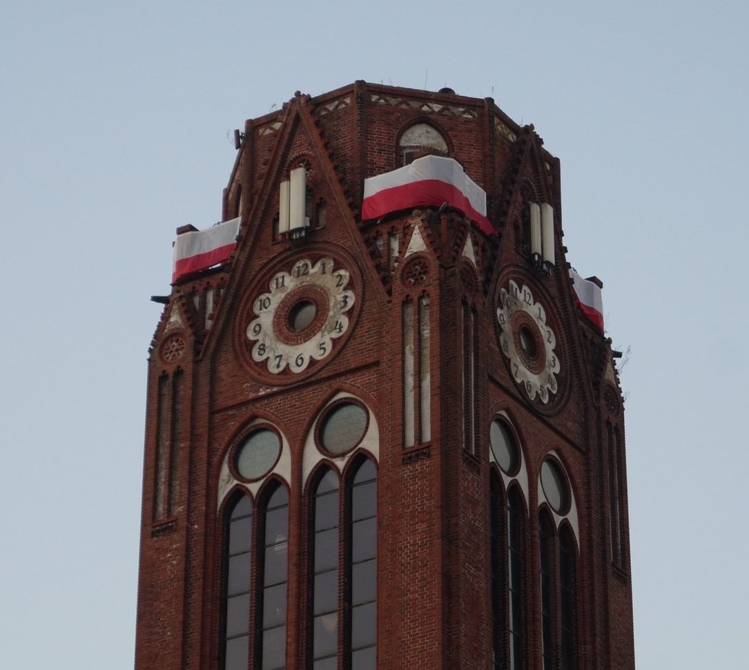 Harcerze ze Świnoujścia powiesili biało-czerwone flagi na wieży