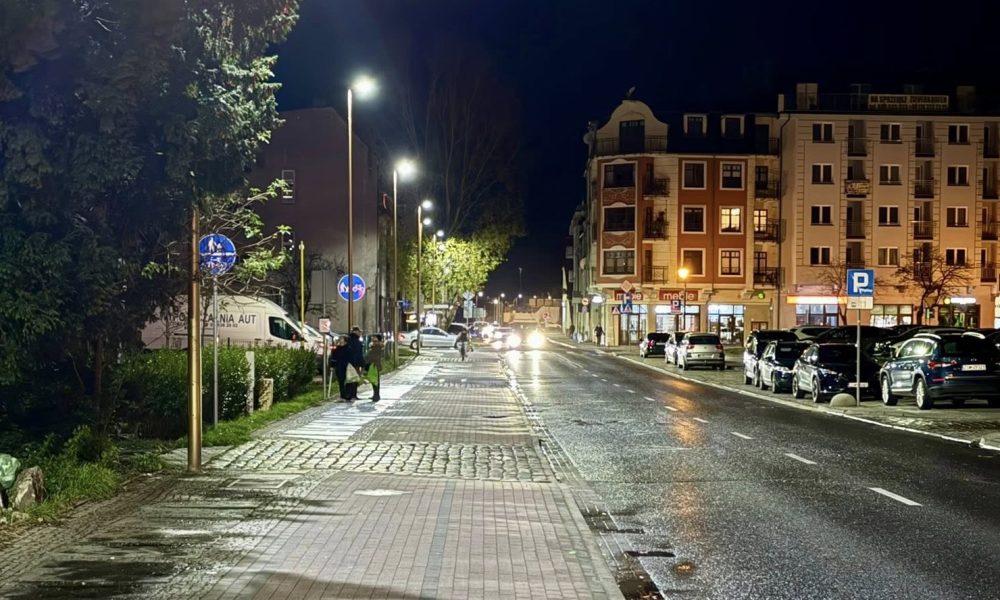 Jaśniej i oszczędniej na ulicach miasta. Stare oprawy lamp zastępowane energooszczędnymi