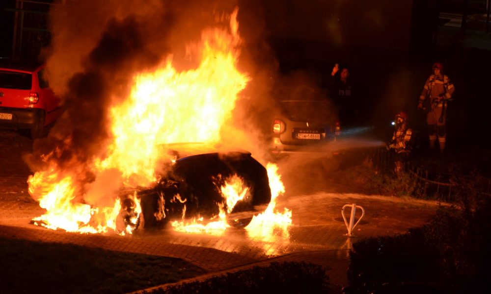 Nocny pożar BMW przy Matejki. Strażacy mieli problem z dojazdem przez źle zaparkowane auta