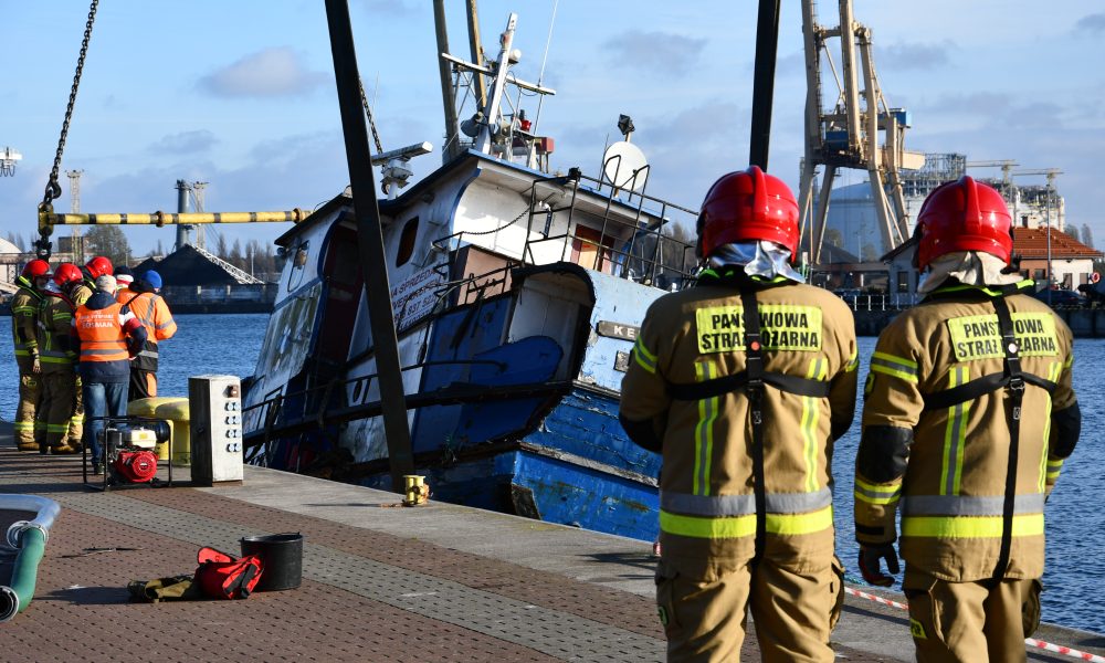 Pierwszy etap akcji podniesienia wraku kutra