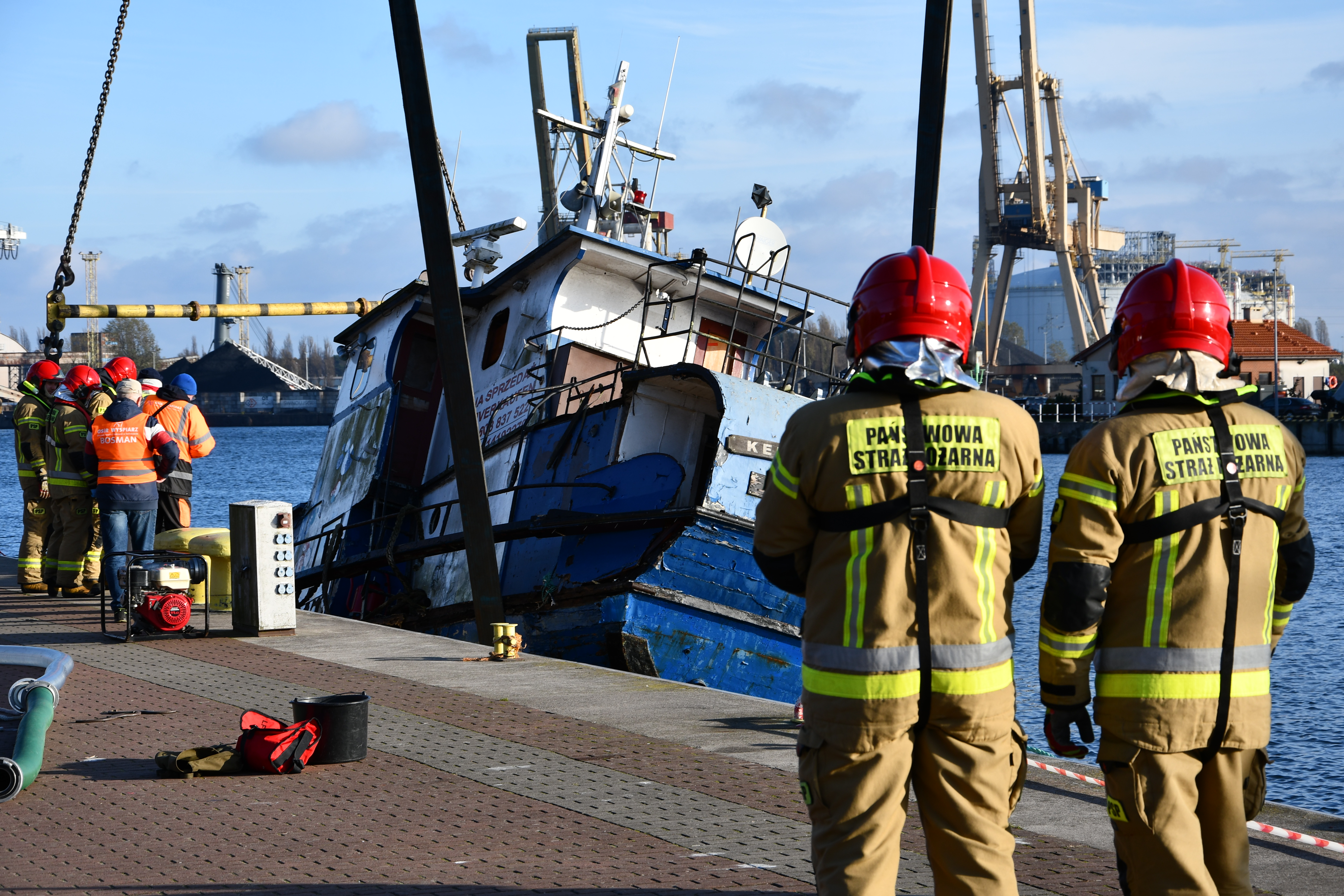 Pierwszy etap akcji podniesienia wraku kutra