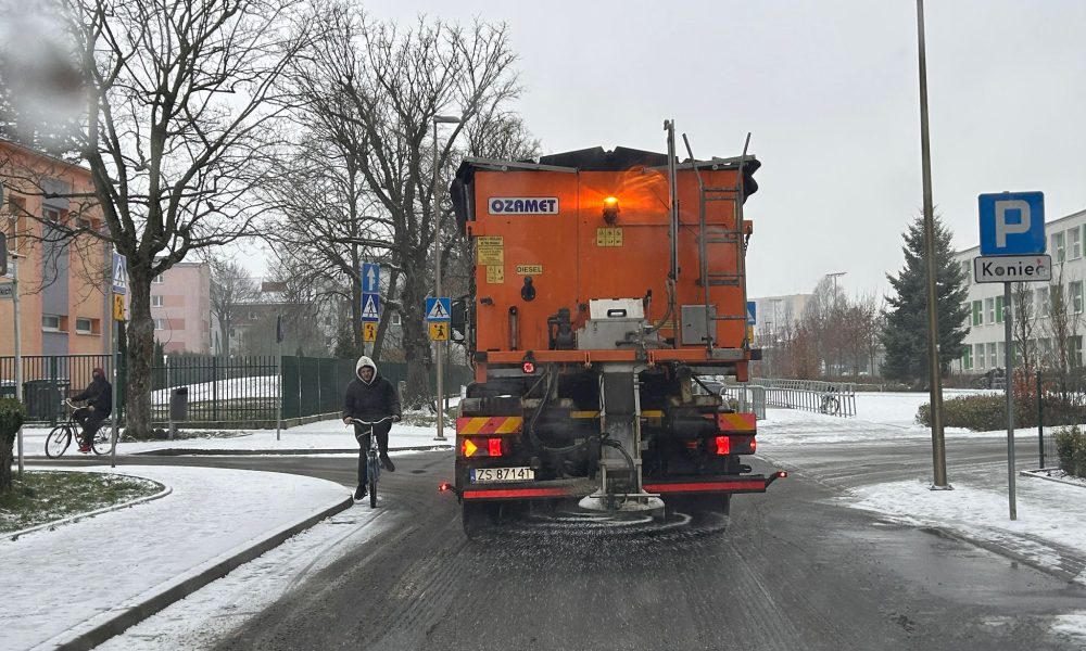 Pierwszy śnieg w Świnoujściu. Służby działają od 4 rano
