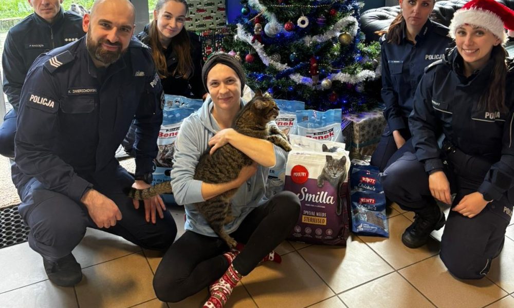 Miły gest w świątecznym czasie. Policjanci odwiedzili schronisko dla zwierząt