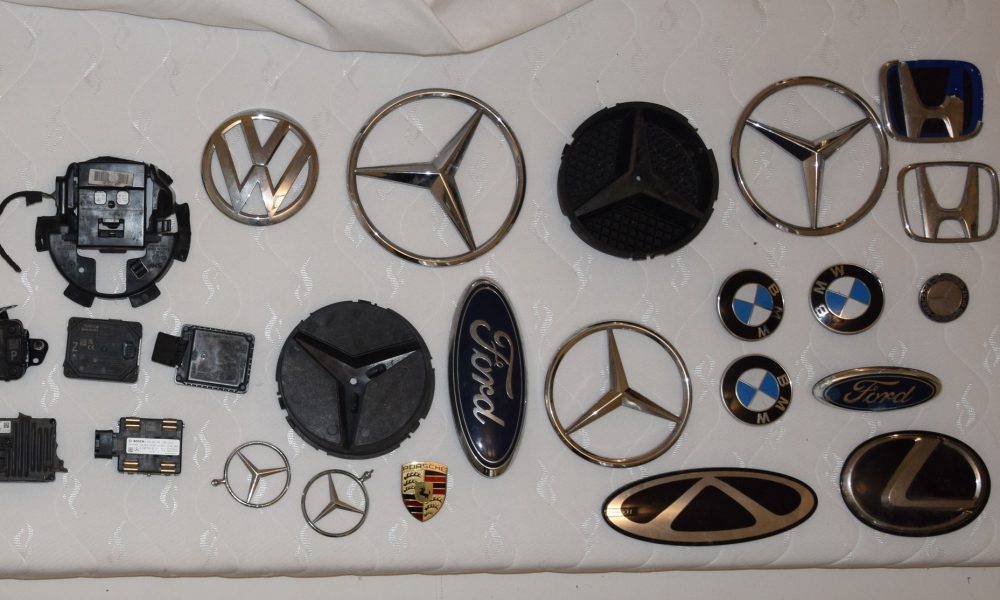 Policja zatrzymała 38-latka podejrzanego o kradzież emblematów samochodowych