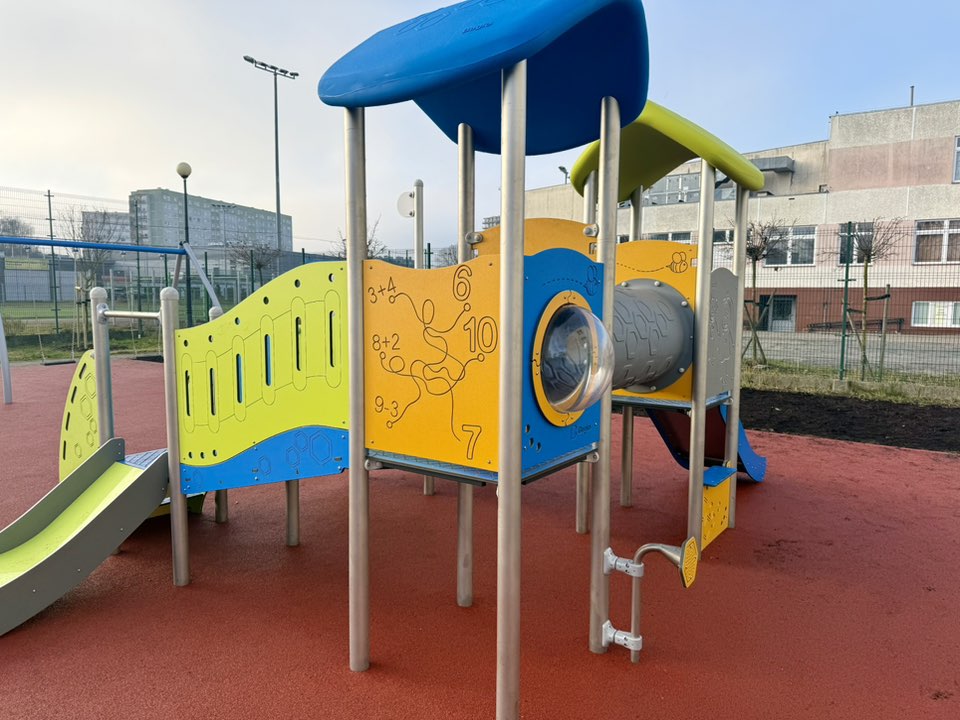Nowy plac zabaw przy Orliku w Świnoujściu już otwarty