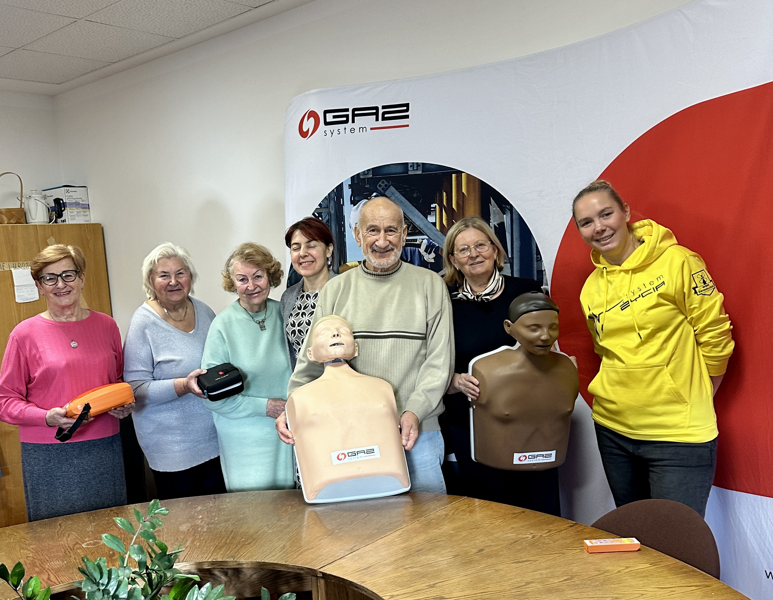 Seniorzy w akcji! Uniwersytet Trzeciego Wieku szkoli się z pierwszej pomocy z Winkids