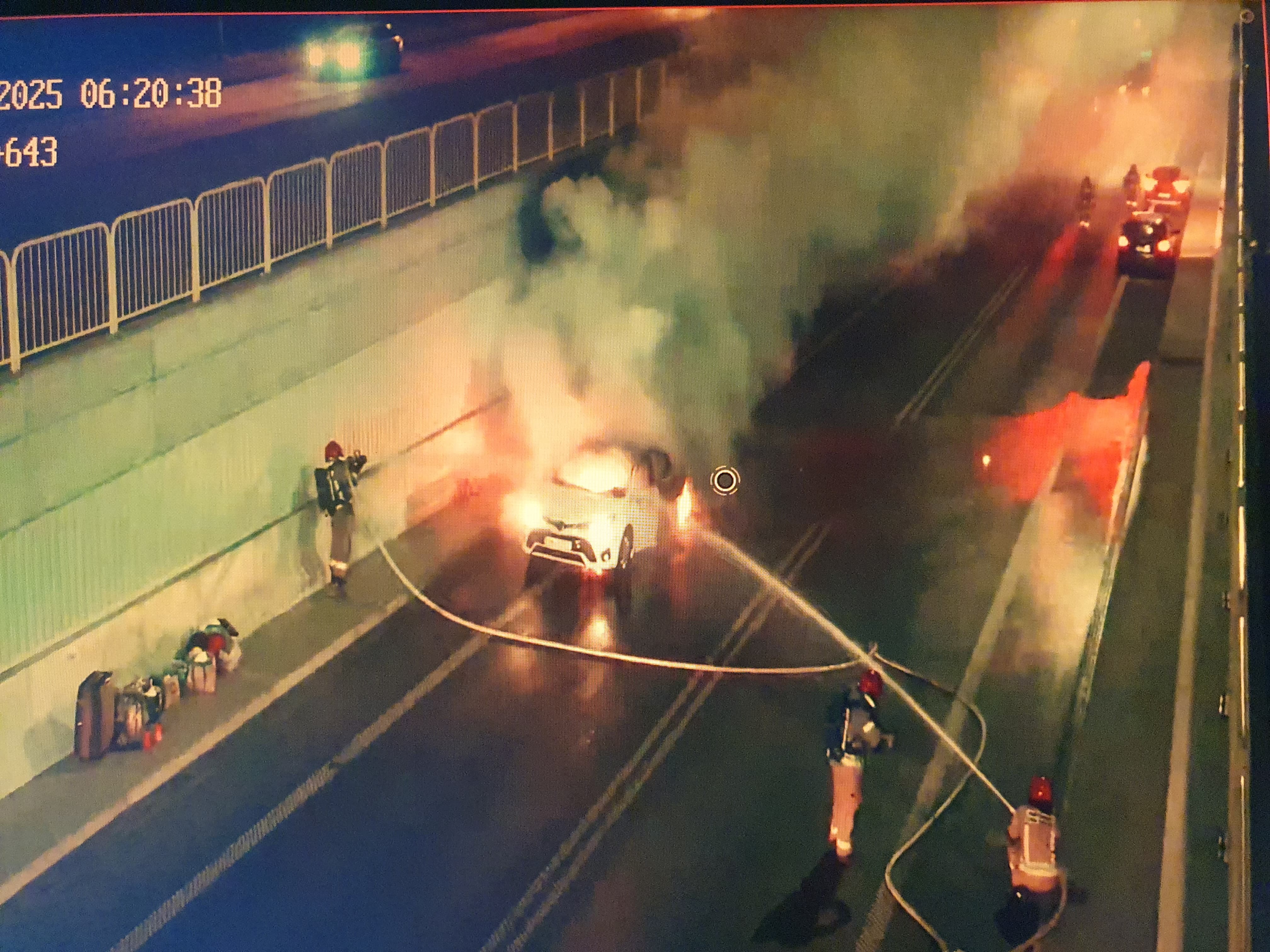 Pożar samochodu przed wjazdem do tunelu. Wprowadzono ruch wahadłowy