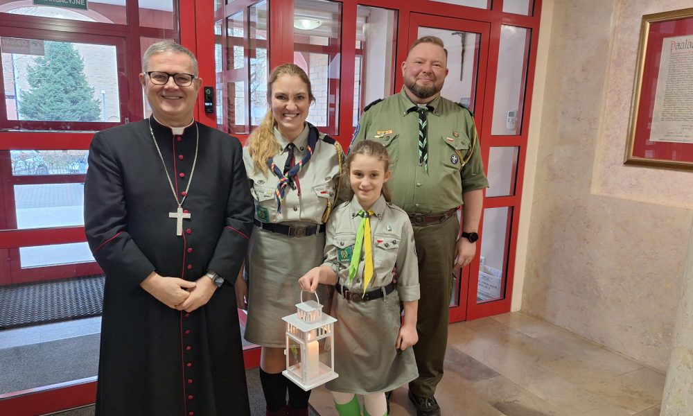 Betlejemskie Światło Pokoju 2025 w Kurii Metropolitalnej