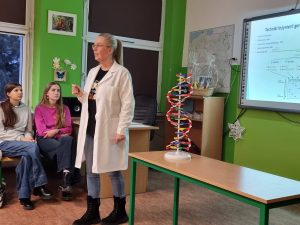 Biologia na tropie przestępstwa. Noc Biologów w SP nr 6