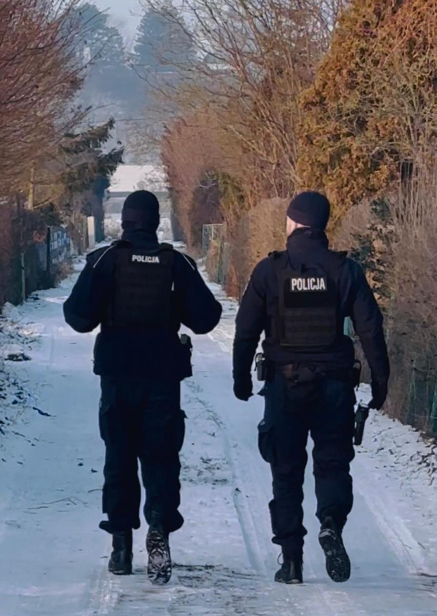 Mroźna pogoda w Świnoujściu. Policja kontroluje pustostany i działki
