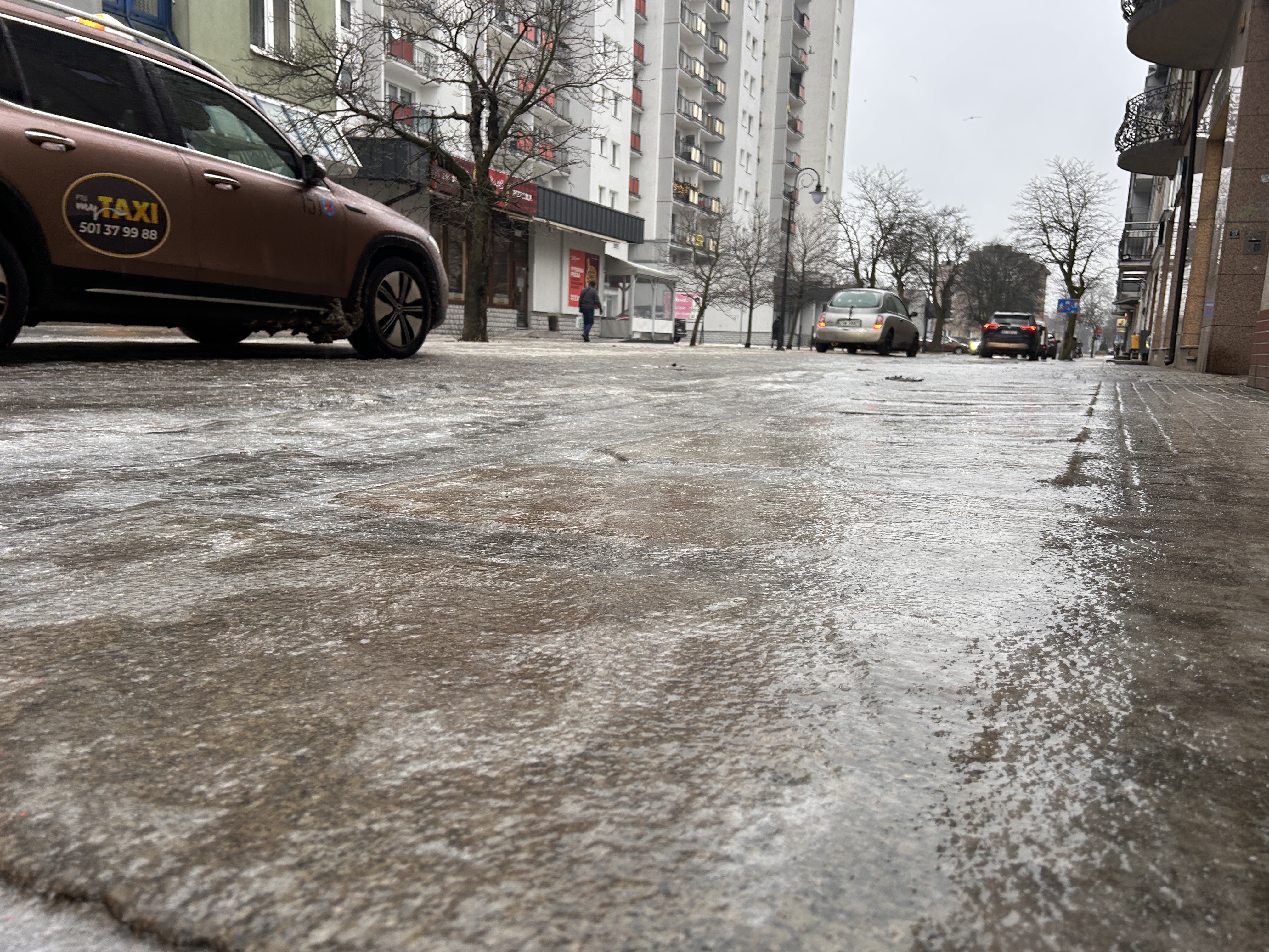 Ślisko i niebezpiecznie na ulicach i chodnikach. Zostań w domu!