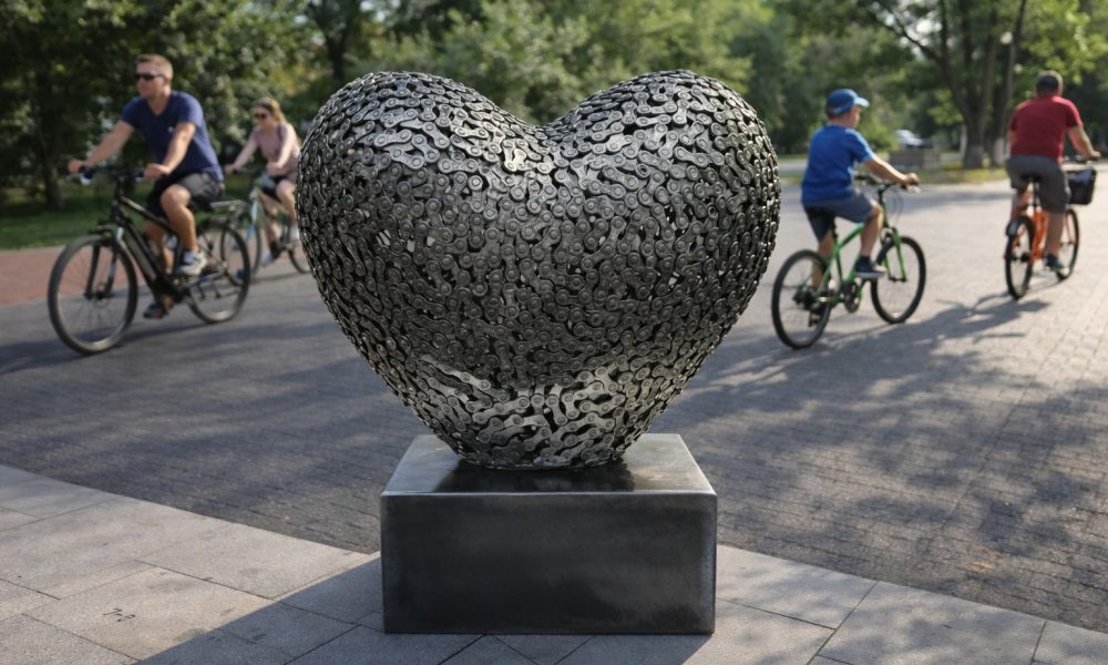 Serce z części rowerowych. Ma przyciągać miłośników dwóch kółek