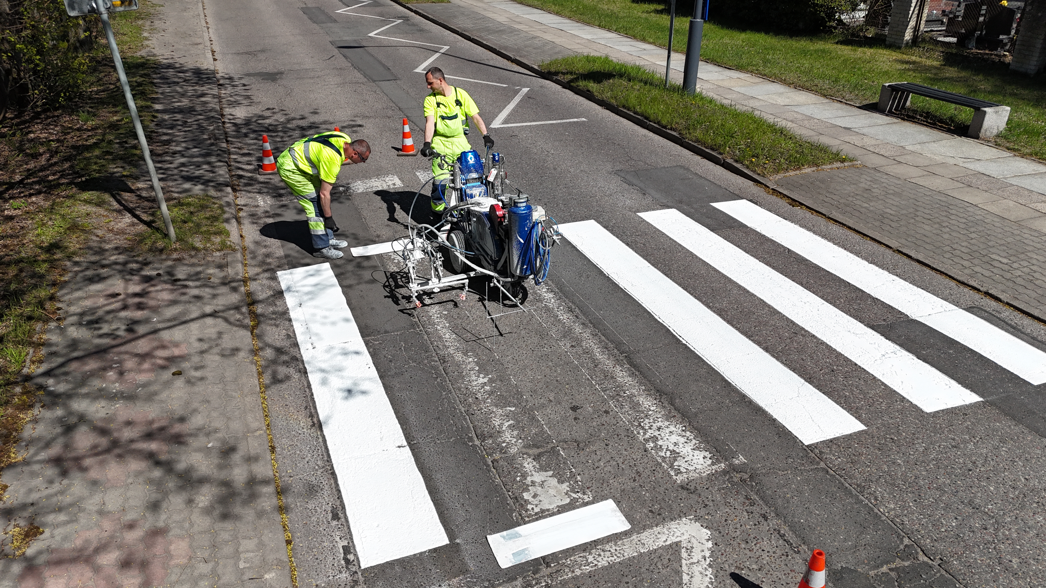 Ponad 6 ton białej farby na jezdniach