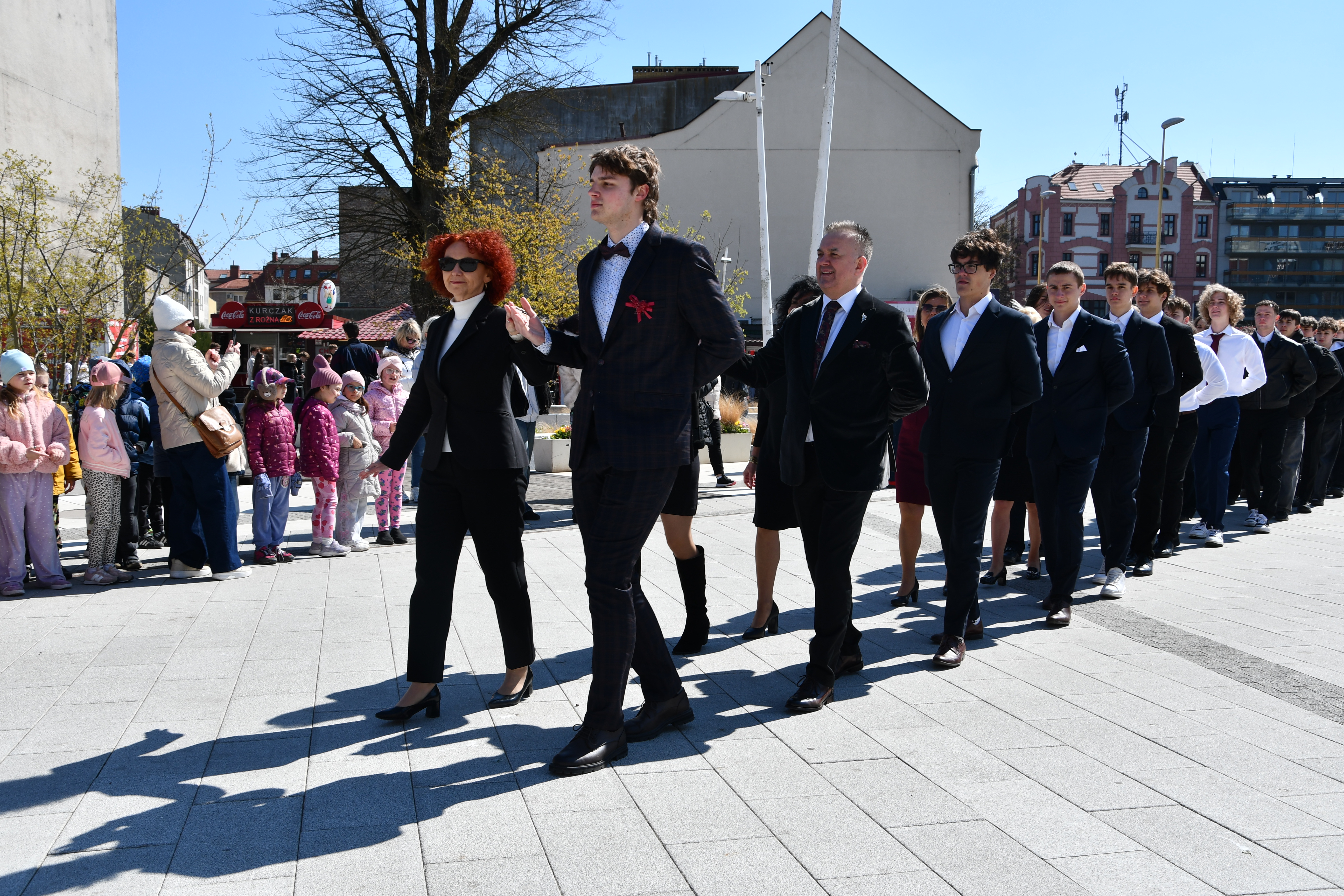 „Podkomorzy rusza. I z lekka zarzuciwszy wyloty kontusza”