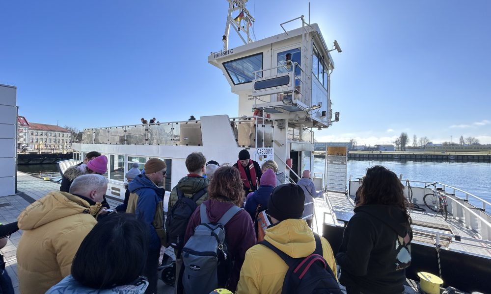 Ponad 40 osób na pokładzie podczas pierwszego rejsu. Wodne połączenie do Fortu Gerharda i Latarni Morskiej wystartowało