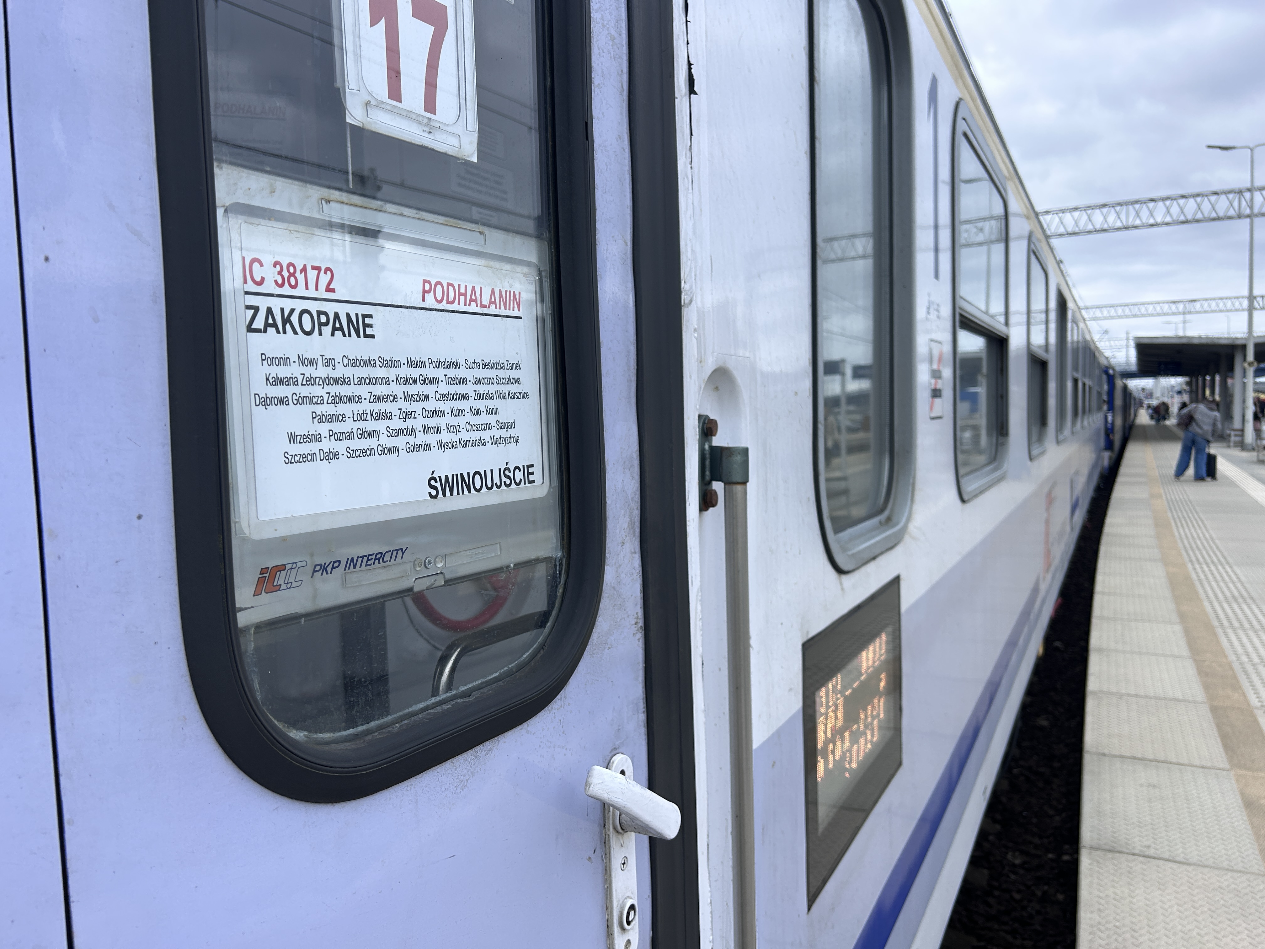 Pociąg „Podhalanin” spóźniony o 263 minuty. Problemy na sieci trakcyjnej