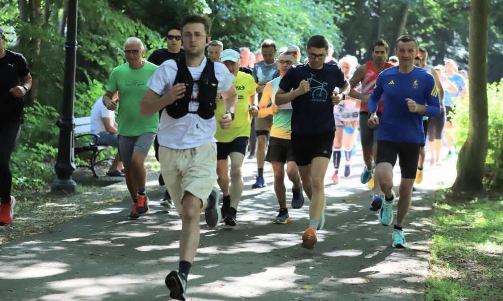 Słoneczny parkrun w Parku Zdrojowym. Na starcie stanęło blisko 80 uczestników