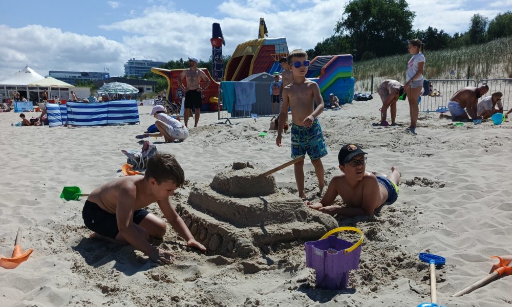 Piaskowe arcydzieła na plaży. Piacholepy przyciągnęły tłumy do Świnoujścia