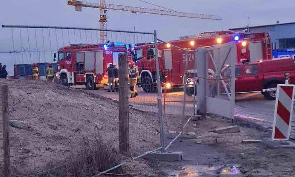 Pożar kruszarki na terenie budowy. Strażacy znaleźli rozszczelnioną butlę gazową