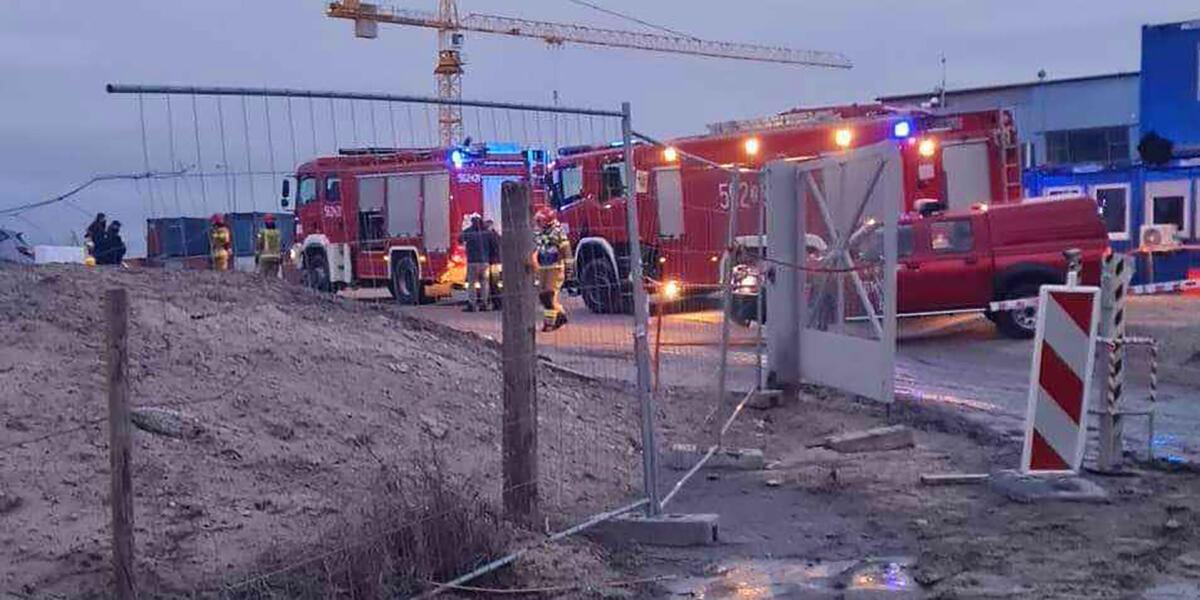 Pożar kruszarki na terenie budowy. Strażacy znaleźli rozszczelnioną butlę gazową