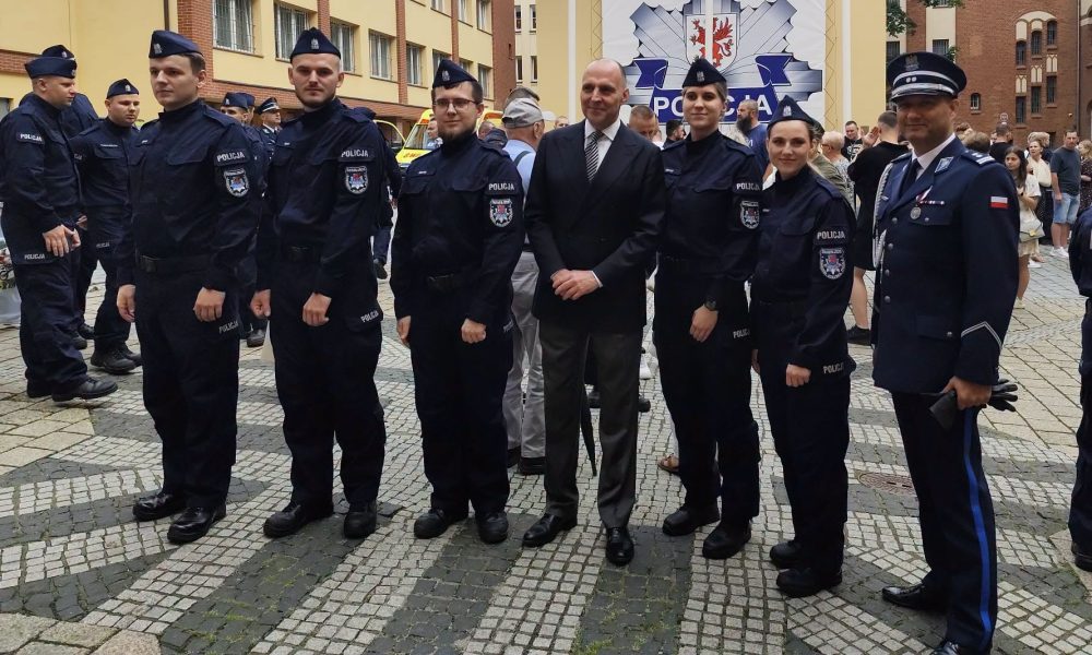 Pięciu nowych policjantów zasili szeregi świnoujskiej komendy. Złożyli uroczyste ślubowanie