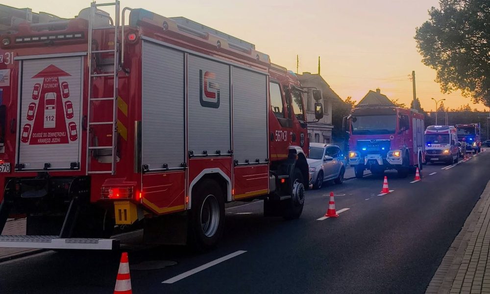 Groźny wypadek w Łunowie. Samochód wjechał na chodnik i potrącił pieszego