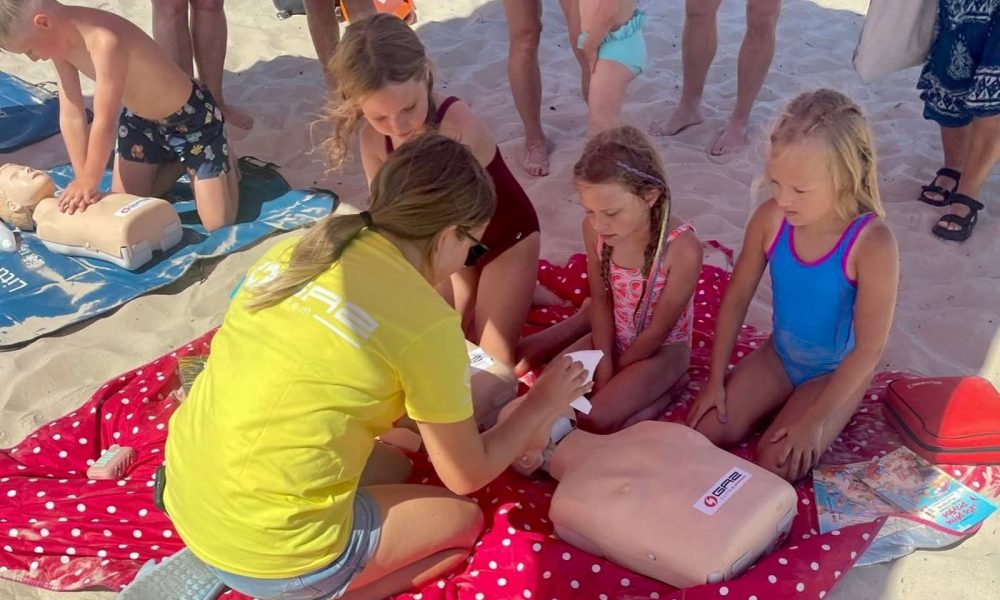 Superbohaterowie na plaży w Przytorze. Nauka pierwszej pomocy w praktyce