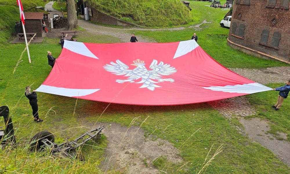 Wielka chorągiew Wojska Polskiego na latarni morskiej w Świnoujściu
