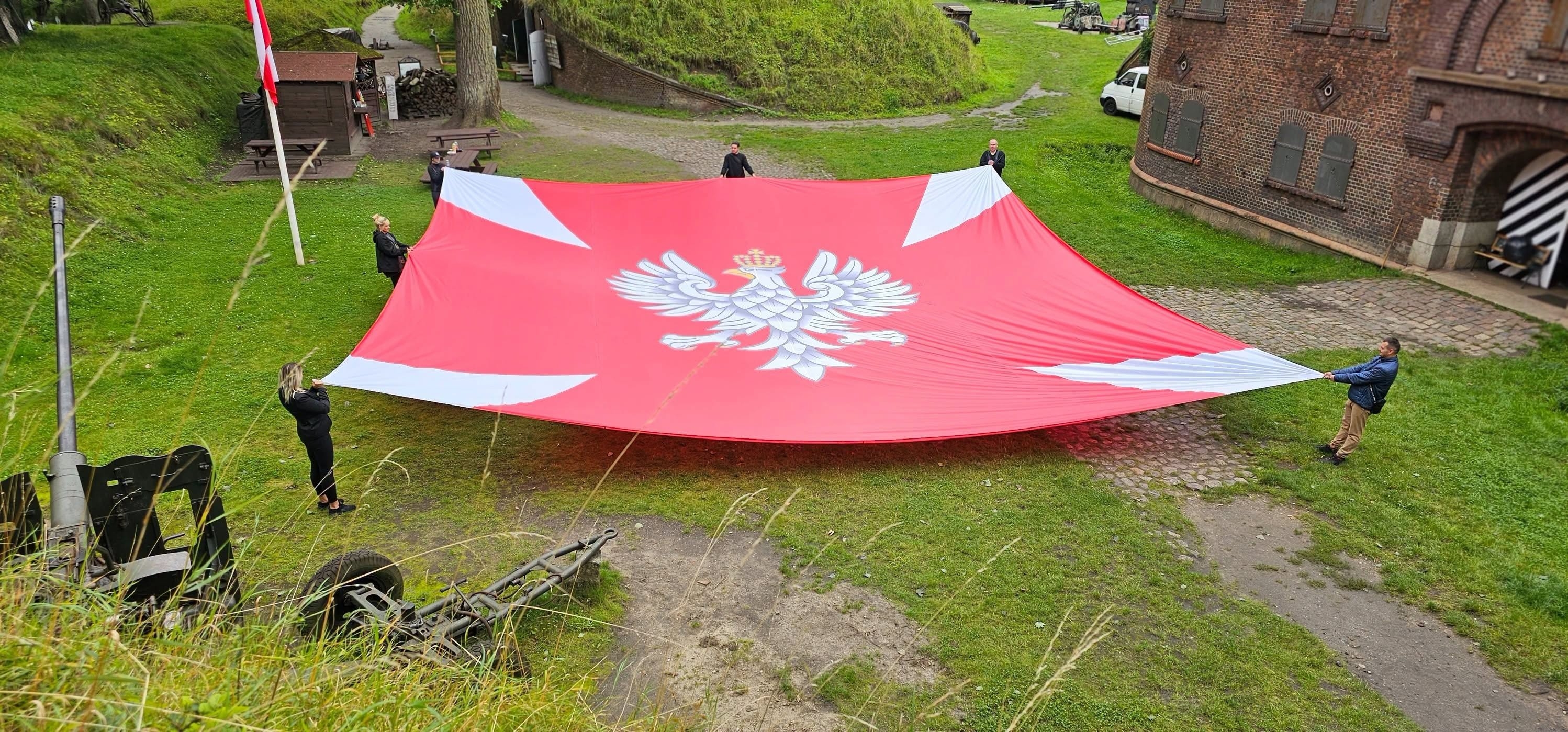 Wielka chorągiew Wojska Polskiego na latarni morskiej w Świnoujściu