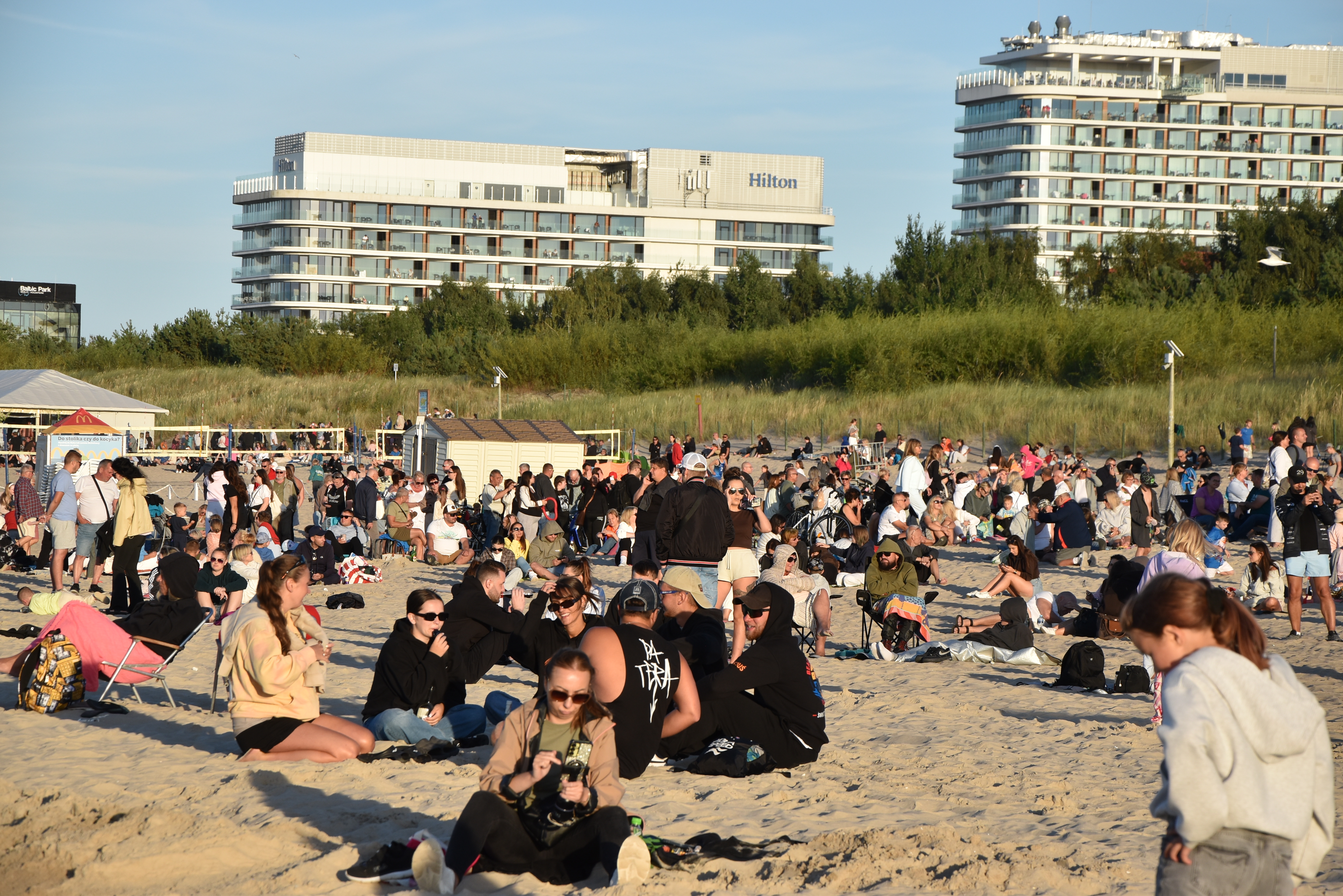 Tłumy na plaży w Świnoujściu. Wszyscy patrzyli w niebo