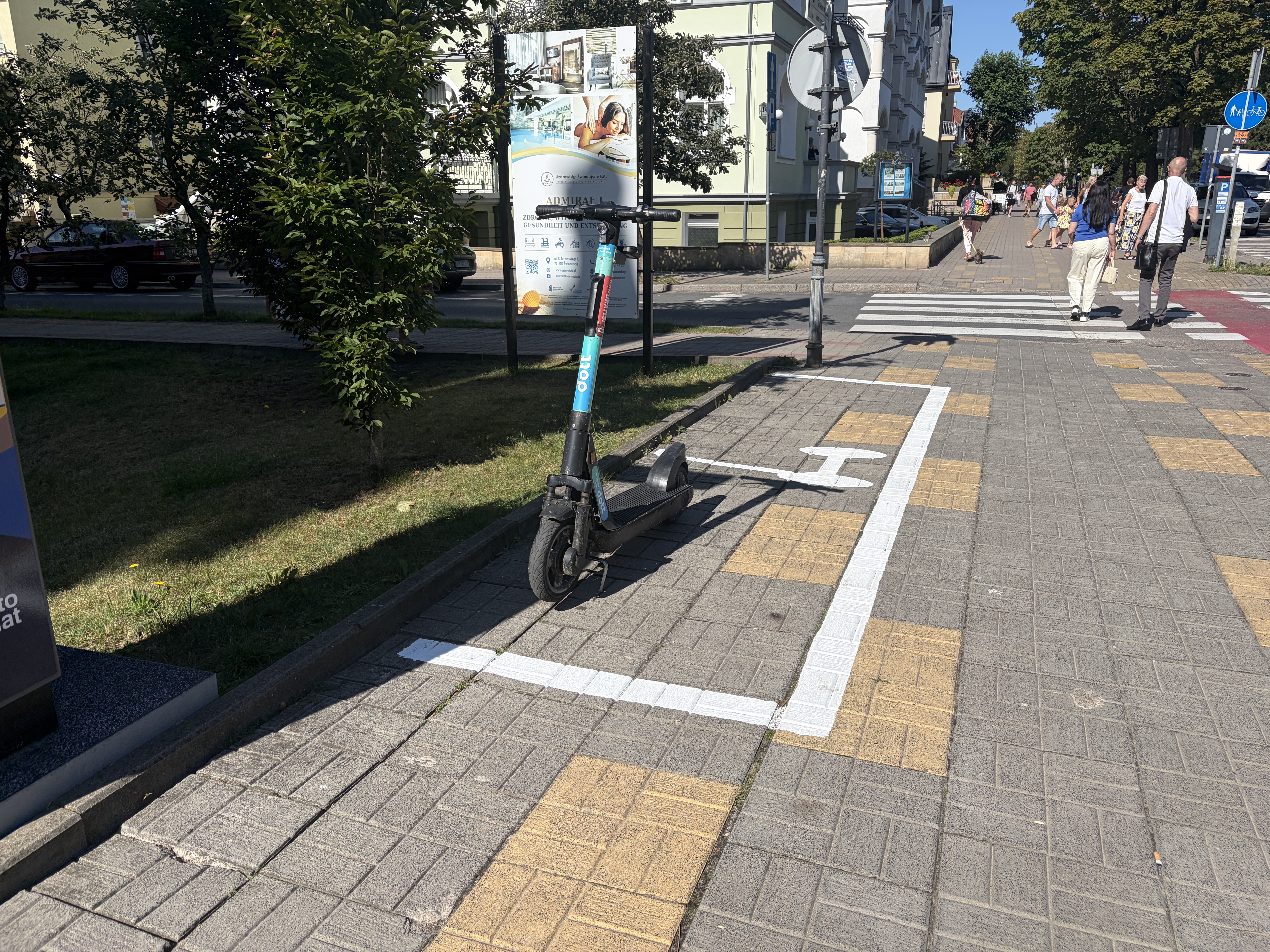 W Świnoujściu powstają miejsca parkingowe dla hulajnóg. Miasto porządkuje przestrzeń