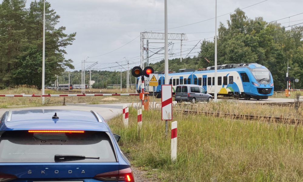 Rogatki opadły, a kierowca wjechał na przejazd. Po chwili przejechał pociąg
